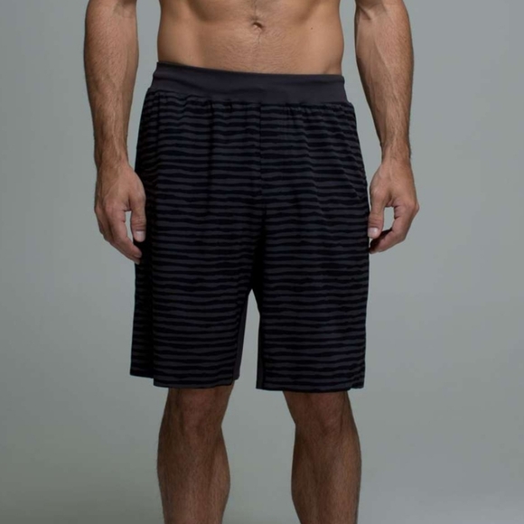 Lululemon Assert 10" Short Gray Blk Mens For Swim Or Gym Size XL (Small Hole) - Picture 1 of 8